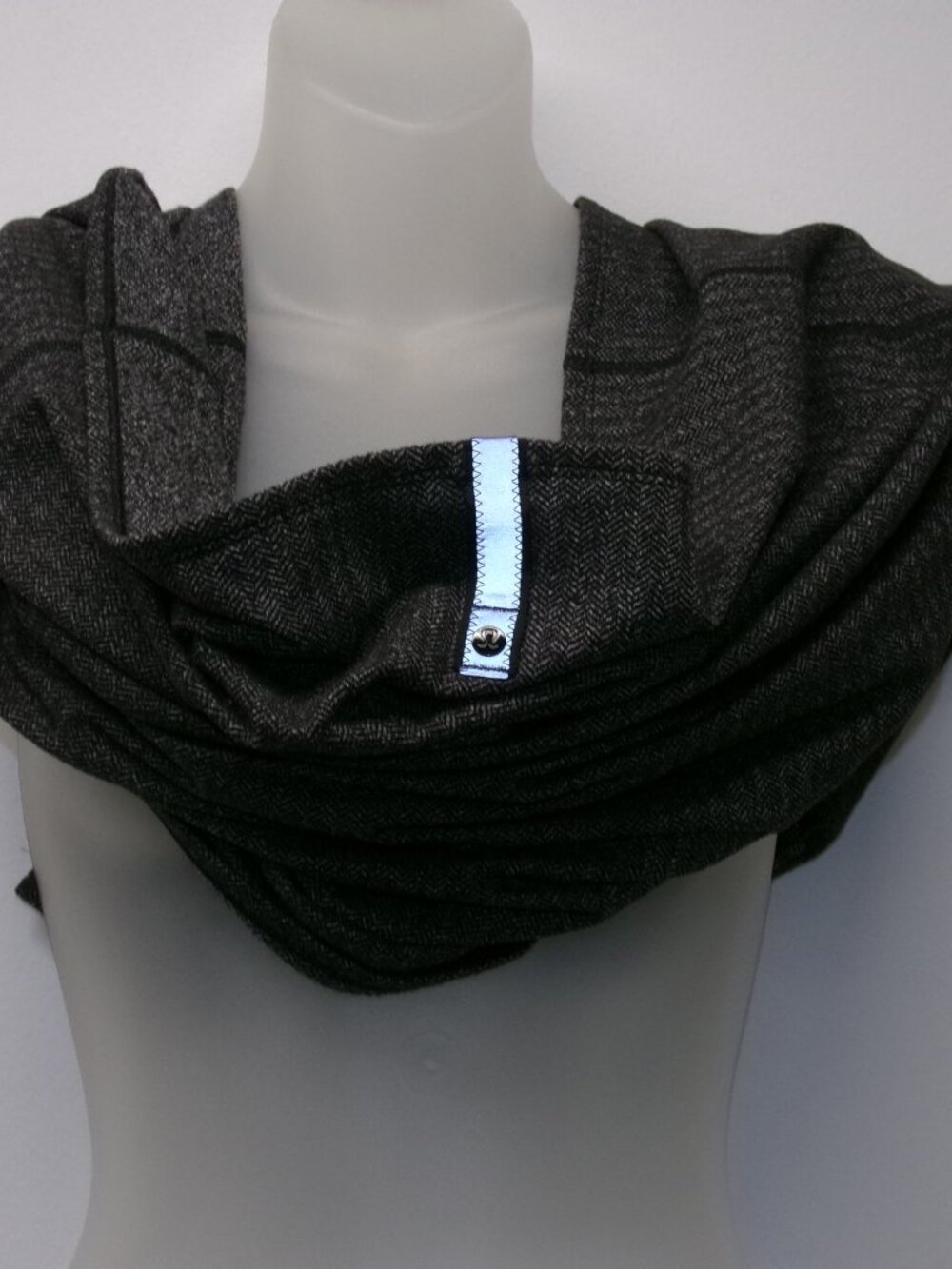Lululemon Vinyasa Scarf OS Grey Black Herringbone Snap Infinity Wrap Reflective